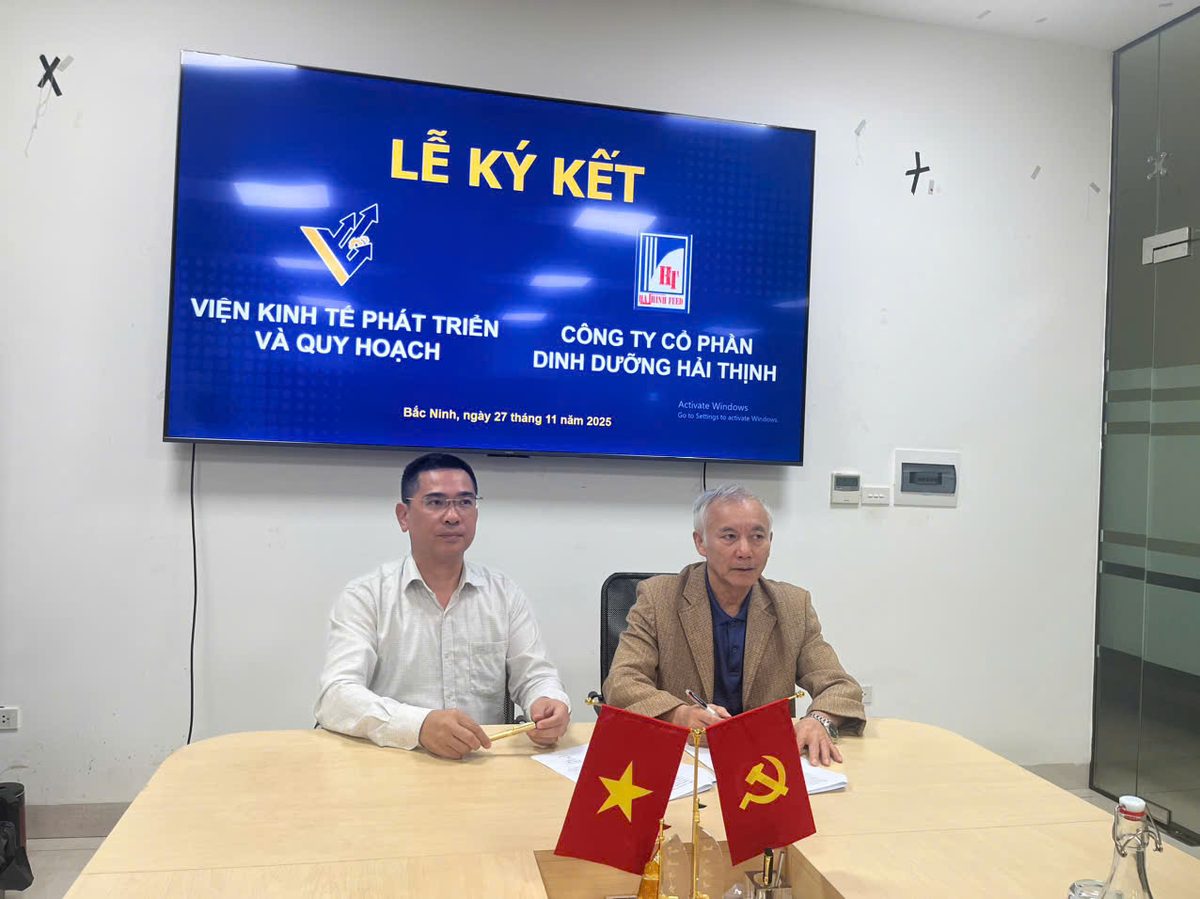 TS. Hoàng Quốc Lâm đại diện Viện IDEP ký kết thỏa thuận hợp tác