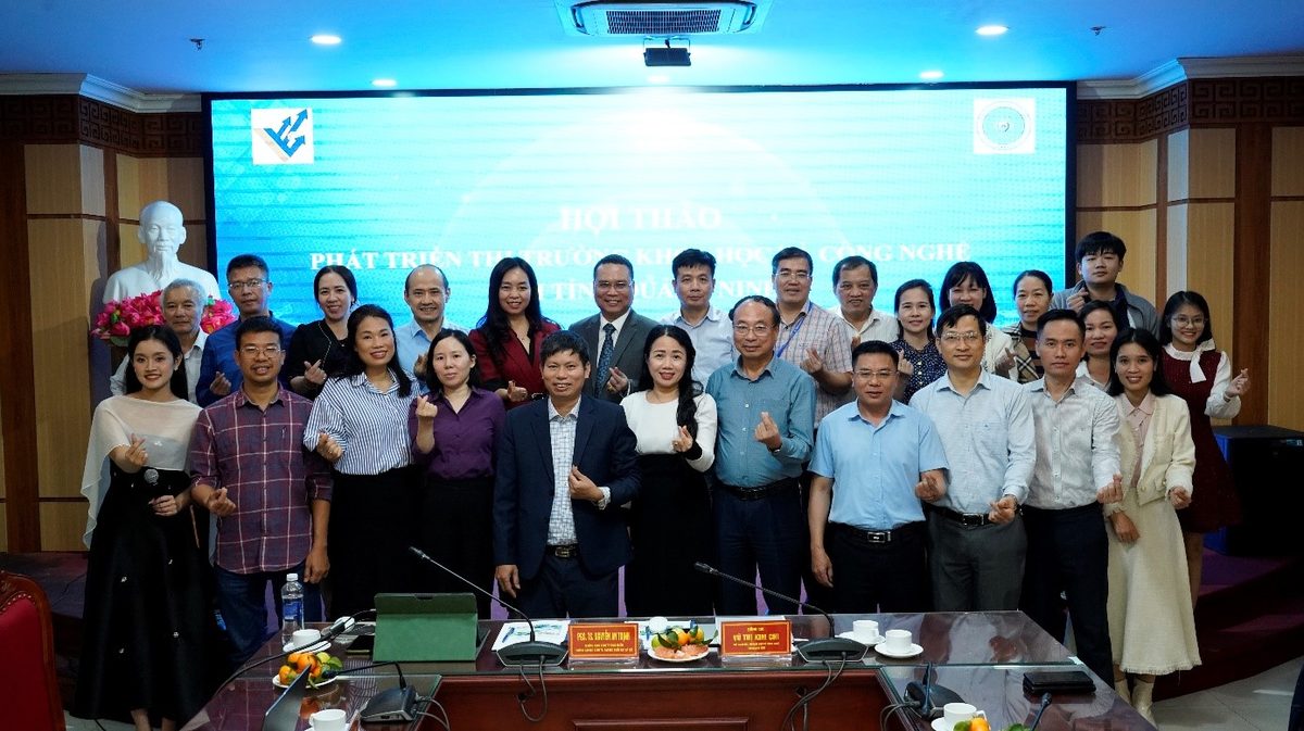 Các đại biểu chụp ảnh lưu niệm tại Hội thảo Phát triển thị trường KH&CN Quảng Ninh